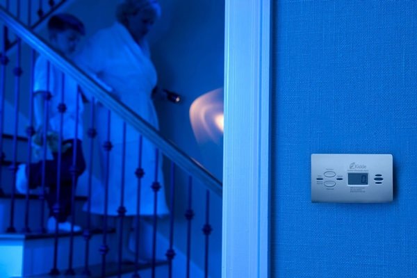 Battery Operated Digital Display Carbon Monoxide Alarm (3 AA Batteries Included) 2