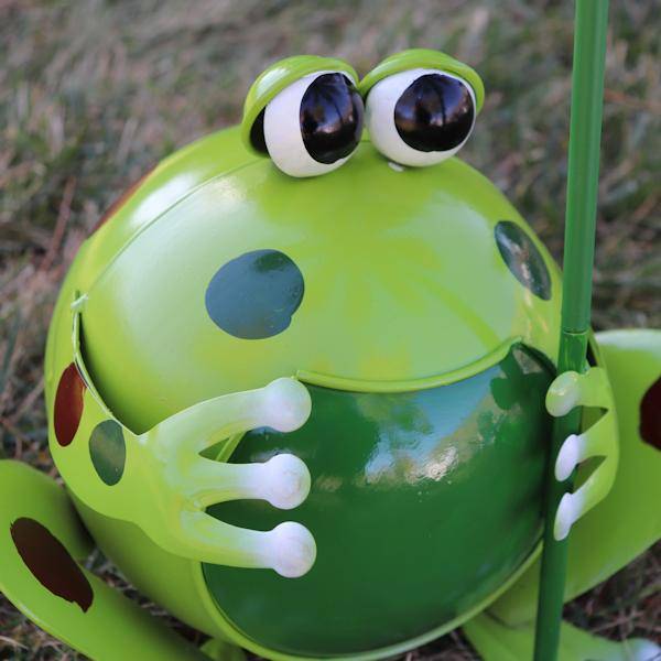 18" Frog Daisy Porch Sitter 3